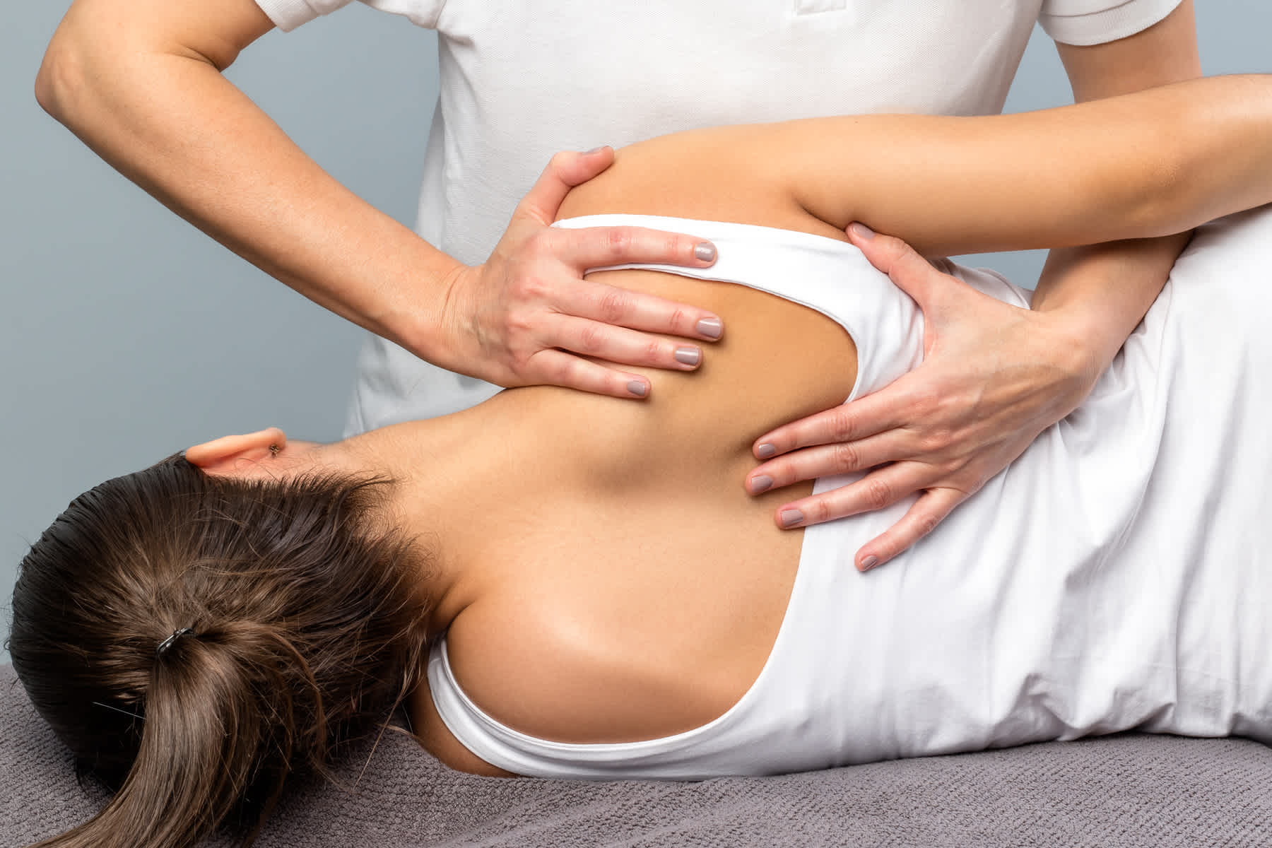 Woman_reciving_a_shoulder_massage